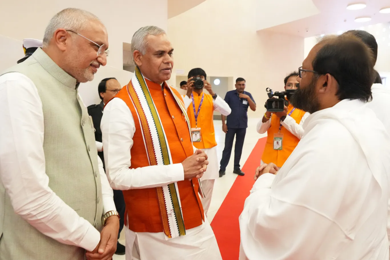 Pujya Gurudevshri Rakeshji with Hon’ble Governor of Gujarat, Shri Acharya Devvrat