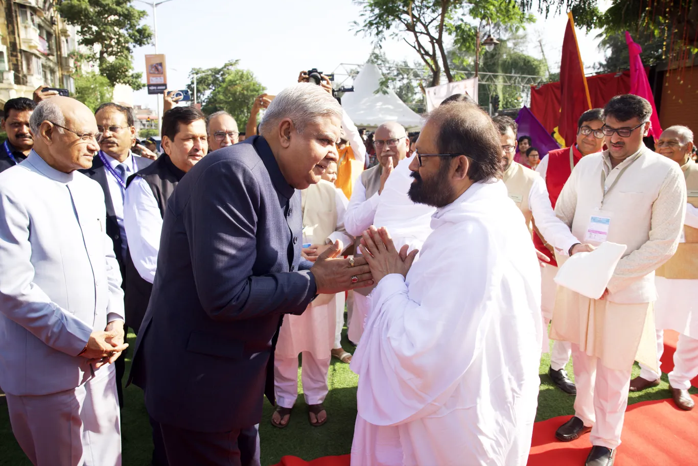 Pujya Gurudevshri Rakeshji with Hon’ble Ex Vice President of India, Shri Jagdeep Dhankhar