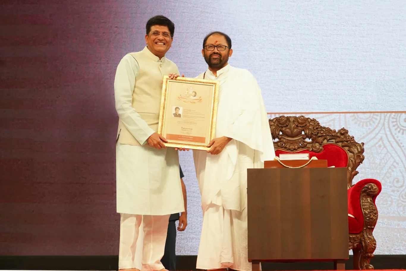 Pujya Gurudevshri Rakeshji with Hon’ble Union Minister of Commerce & Industry, Shri Piyush Goyal