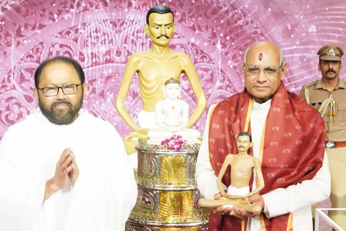 Pujya Gurudevshri Rakeshji with Hon’ble Ex Governor of Maharashtra, Shri Ramesh Bais