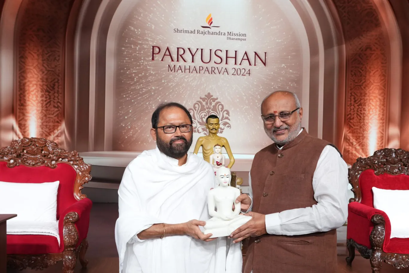 Pujya Gurudevshri Rakeshji with Hon’ble Vice President of India, Shri C. P. Radhakrishnan