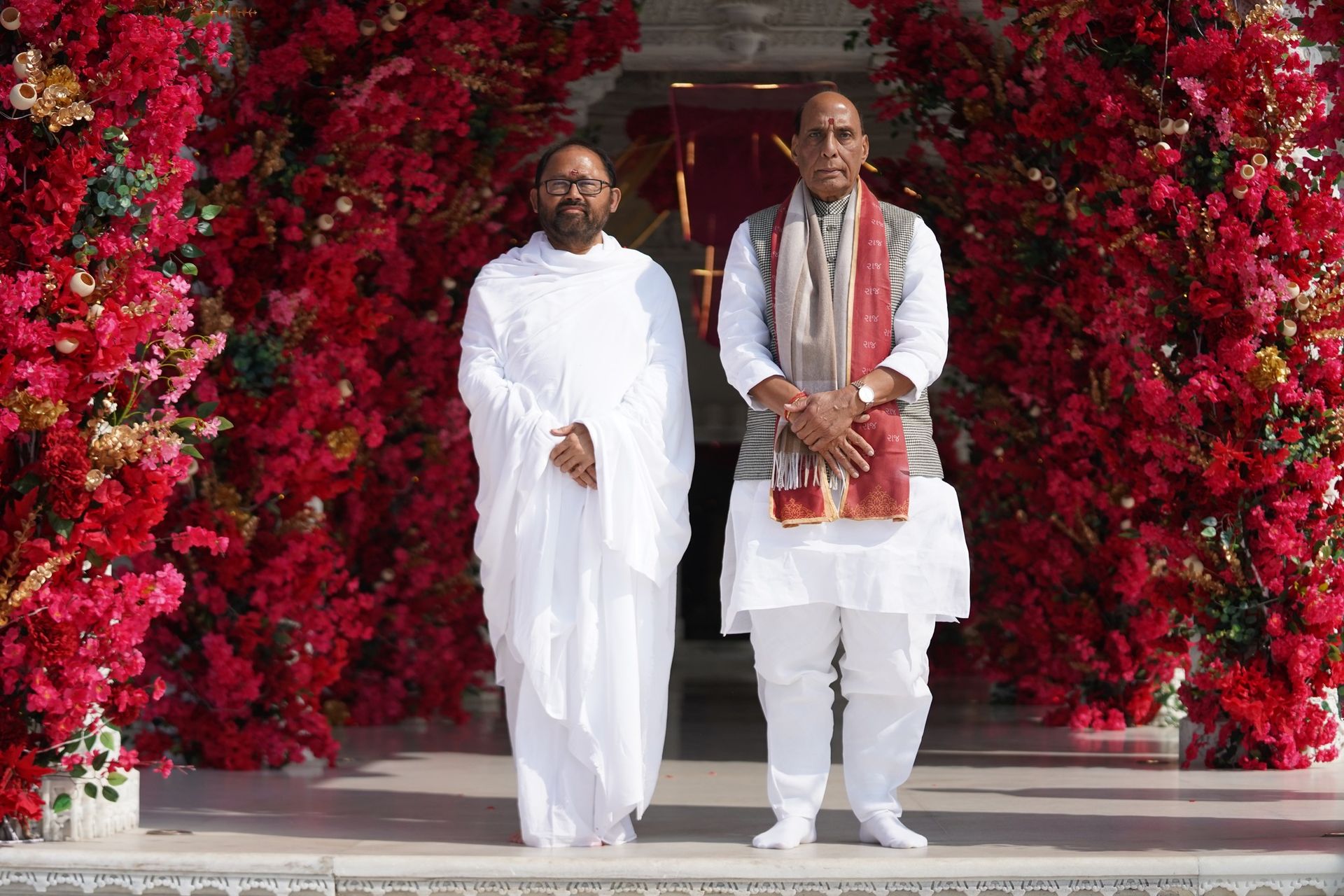 Pujya Gurudevshri Rakeshbhai with Hon’ble Minister of Defence, Shri Rajnath Singh